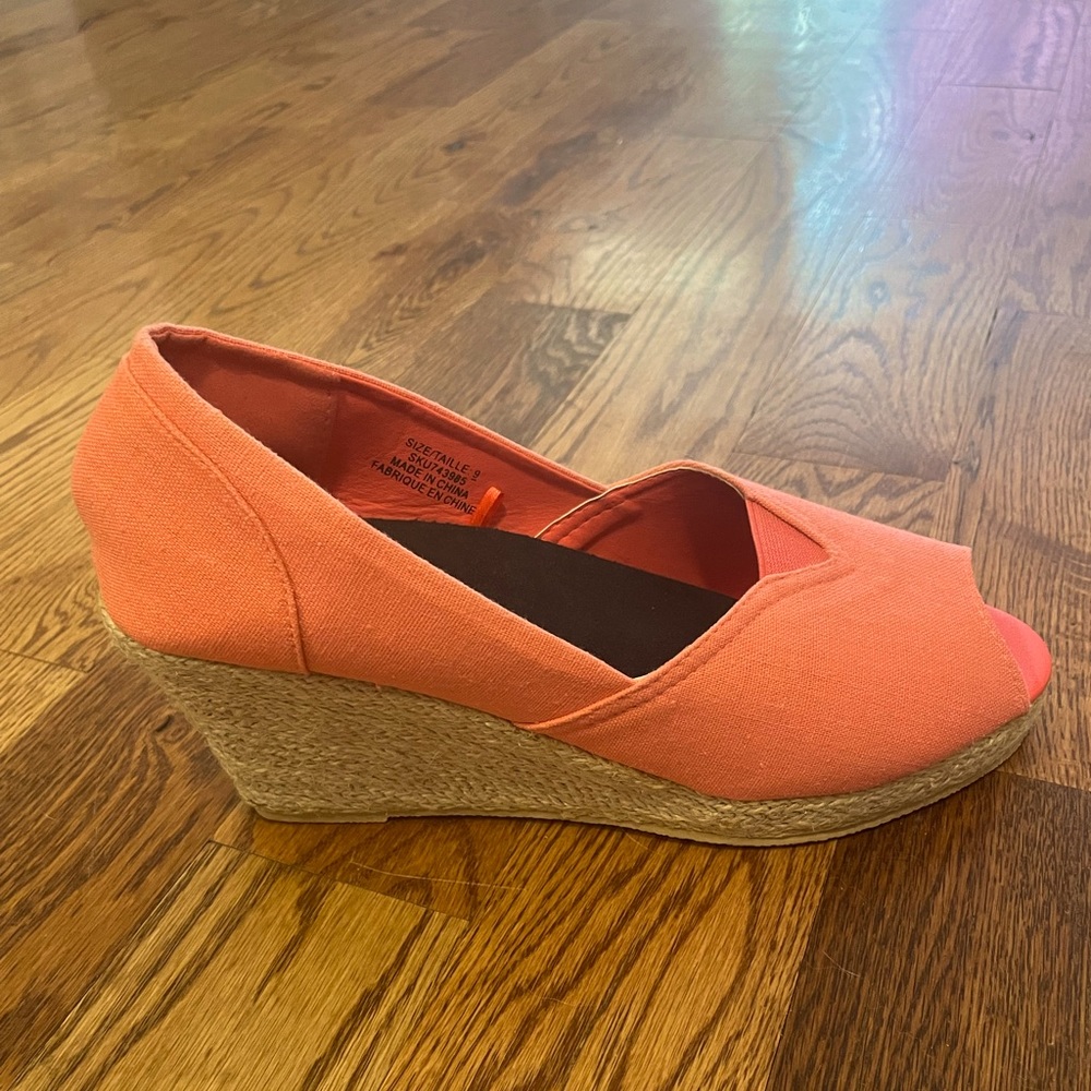 Pink wedge heals - Picture 2 of 5